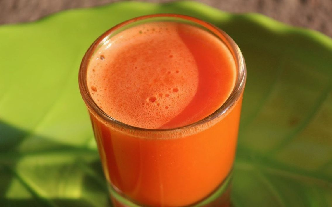 Yeşil elma ve ıspanak smoothie'si cam bardakta