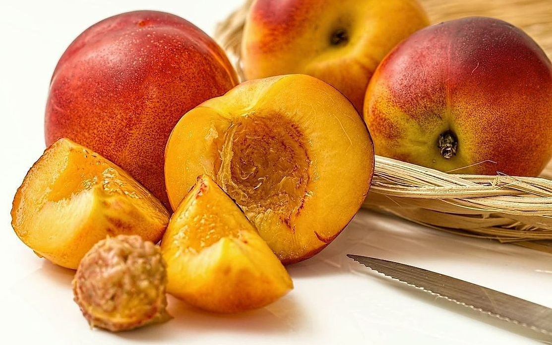 Taze meyvelerle dolu bir smoothie kası